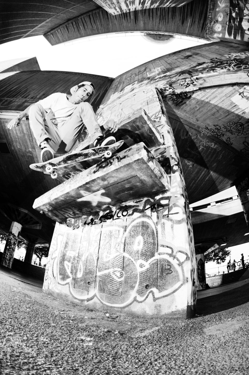 Roger_Gonzales_crooked_grind_Southbank_GREY_copyright_Henry_Kingsford